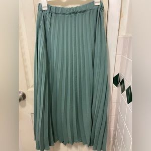 Green pleated mid length skirt
